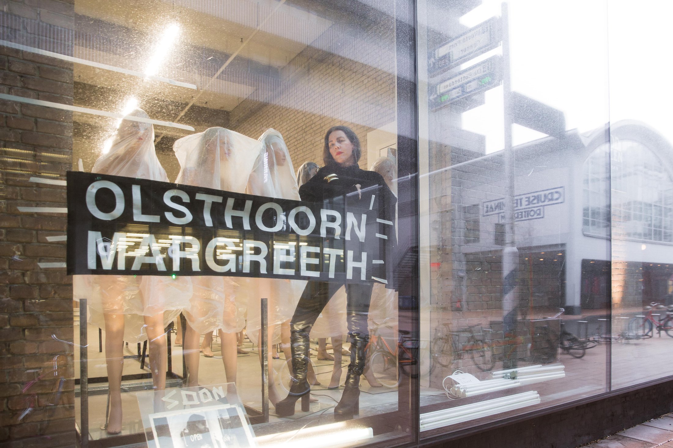 Margreeth Olsthoorn in haar nieuwe winkel op de Wilhelminapier. Foto: Nicoline Rodenburg Gevestigde Rotterdamse stijlmakers Margreeth Olsthoorn, Robert van Oosterom en ’s Zomers Bloemen vonden een nieuw onderkomen. Waarom verruilen zij hun vertrouwde plek